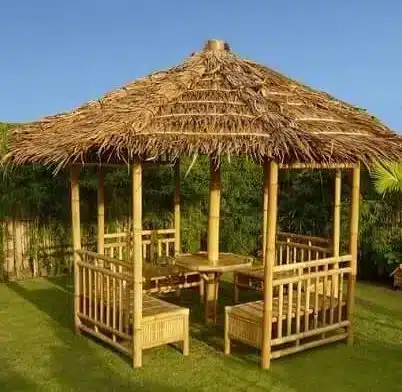 استخدام مظلة خيزران لتغطية جلسة ضيافة عربية مفتوحة.