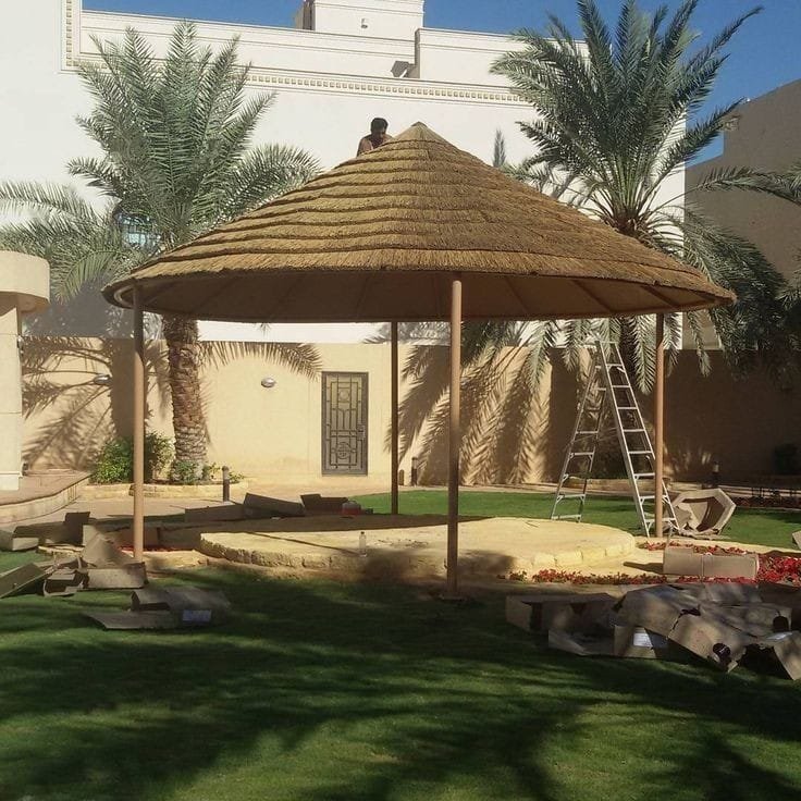 مظلة خيزران أنيقة بتصميم عصري في حديقة منزلية بالرياض.