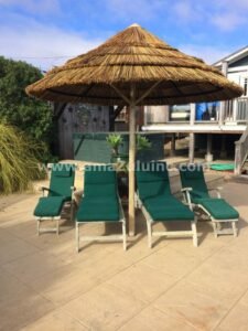 تصميم هادئ ومريح لمظلة خيزران وسط مسطحات خضراء.