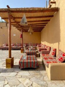 تركيب مظلة حديد بتصميم حديث في فناء منزل بحوطة بني تميم.