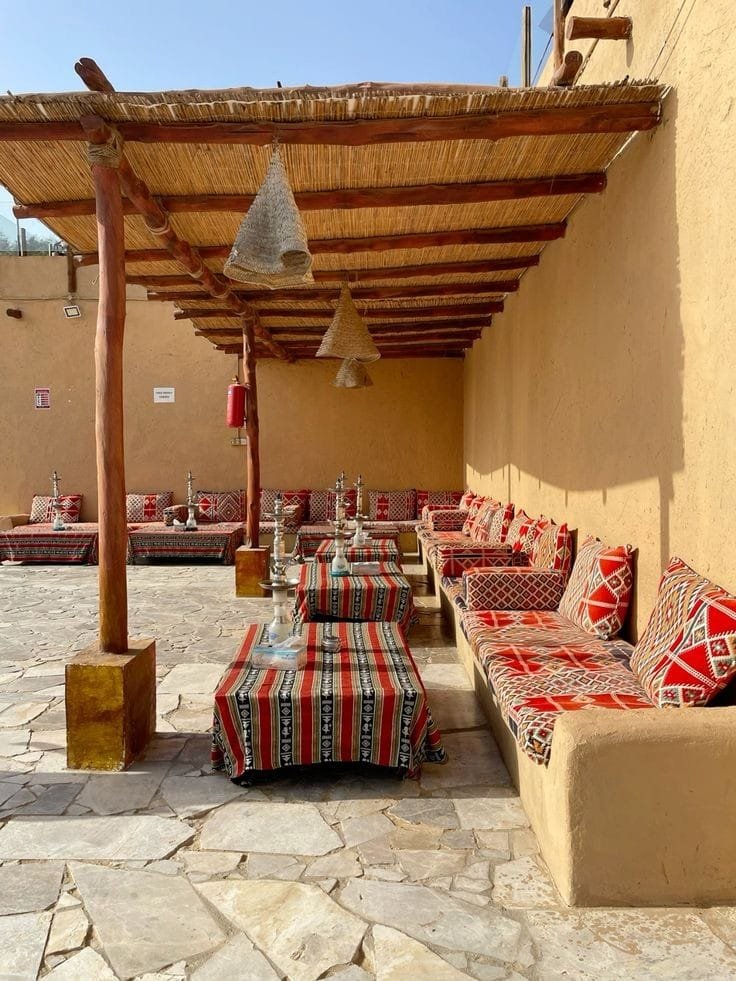 تركيب مظلة حديد بتصميم حديث في فناء منزل بحوطة بني تميم.