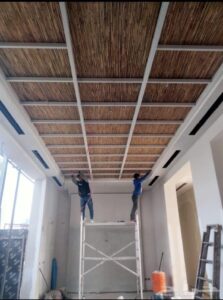 مظلات قماشية قوية مقاومة للعوامل الجوية فوق المواقف.