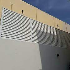 تركيب السواتر البلاستيكية يتم بخطوات دقيقة لضمان متانة وجودة العمل.