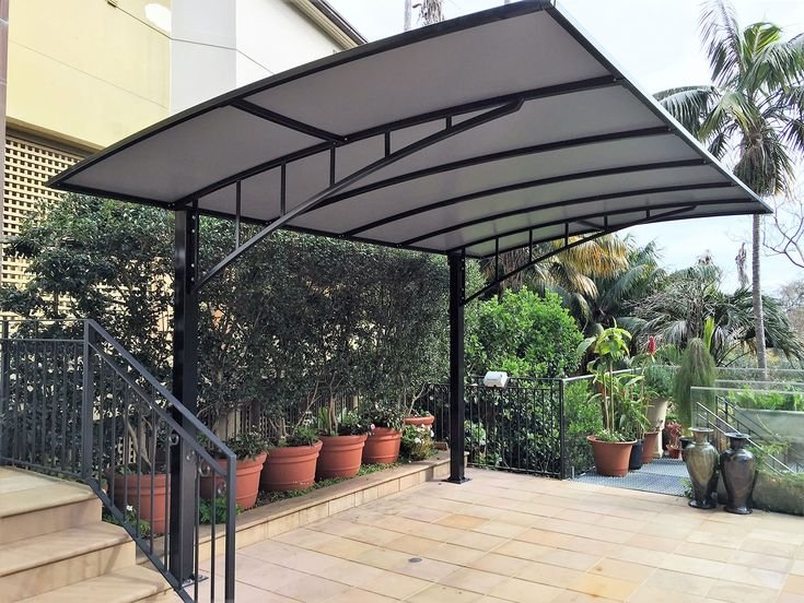 تركيب مظلات حديثة باستخدام هياكل حديدية متينة مقاومة للصدأ