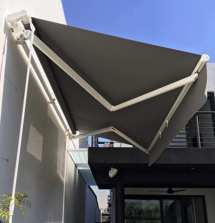 مظلات سيارات متحركة يمكن فتحها وإغلاقها حسب الحاجة